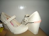 White fabric casual shoes size 8 in Kingwood, Texas